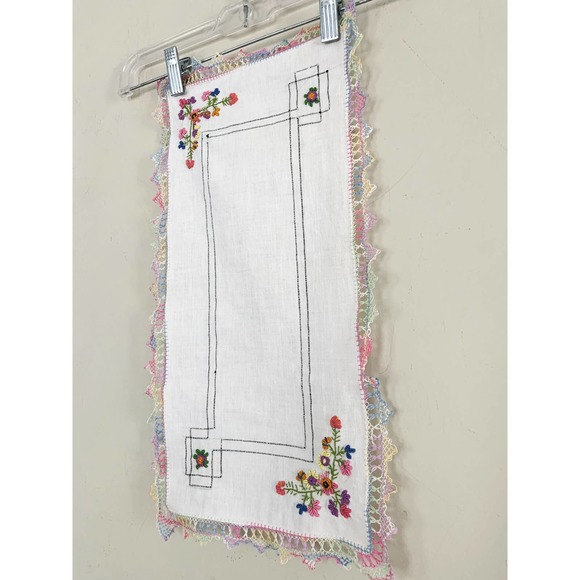 Vtg Hand Embroidered Floral Dresser Scarf Runner Rainbow Lace Edge 19.5" x10.25" - Picture 2 of 5